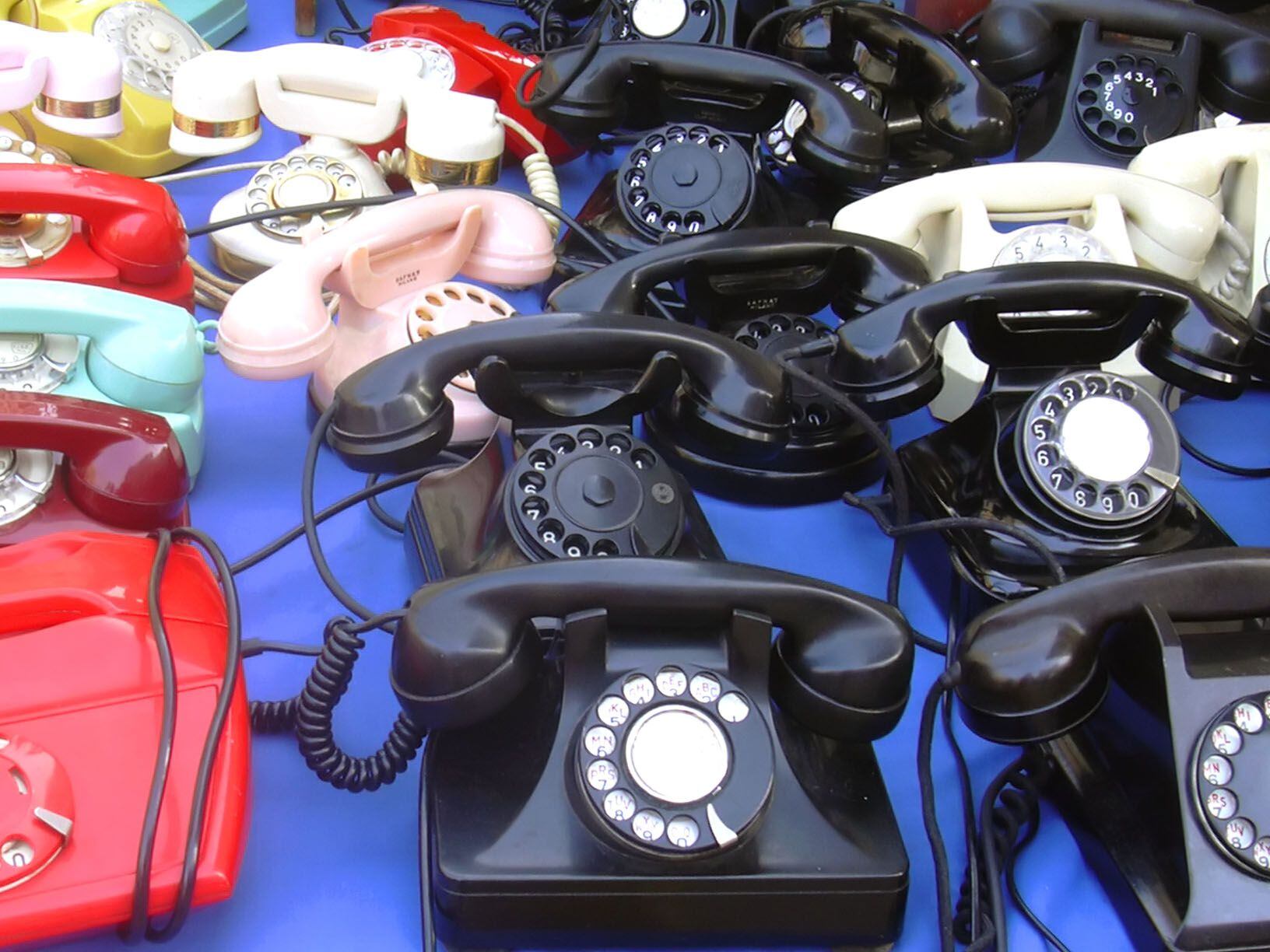 Teléfonos con marcador de disco propios de la telefonía clásica con voz. En Costa Rica, el monopolio de dicho servicio lo mantiene el ICE desde 1960 con 400.000 abonados hasta el 2022. Fotografía: Cortesía.