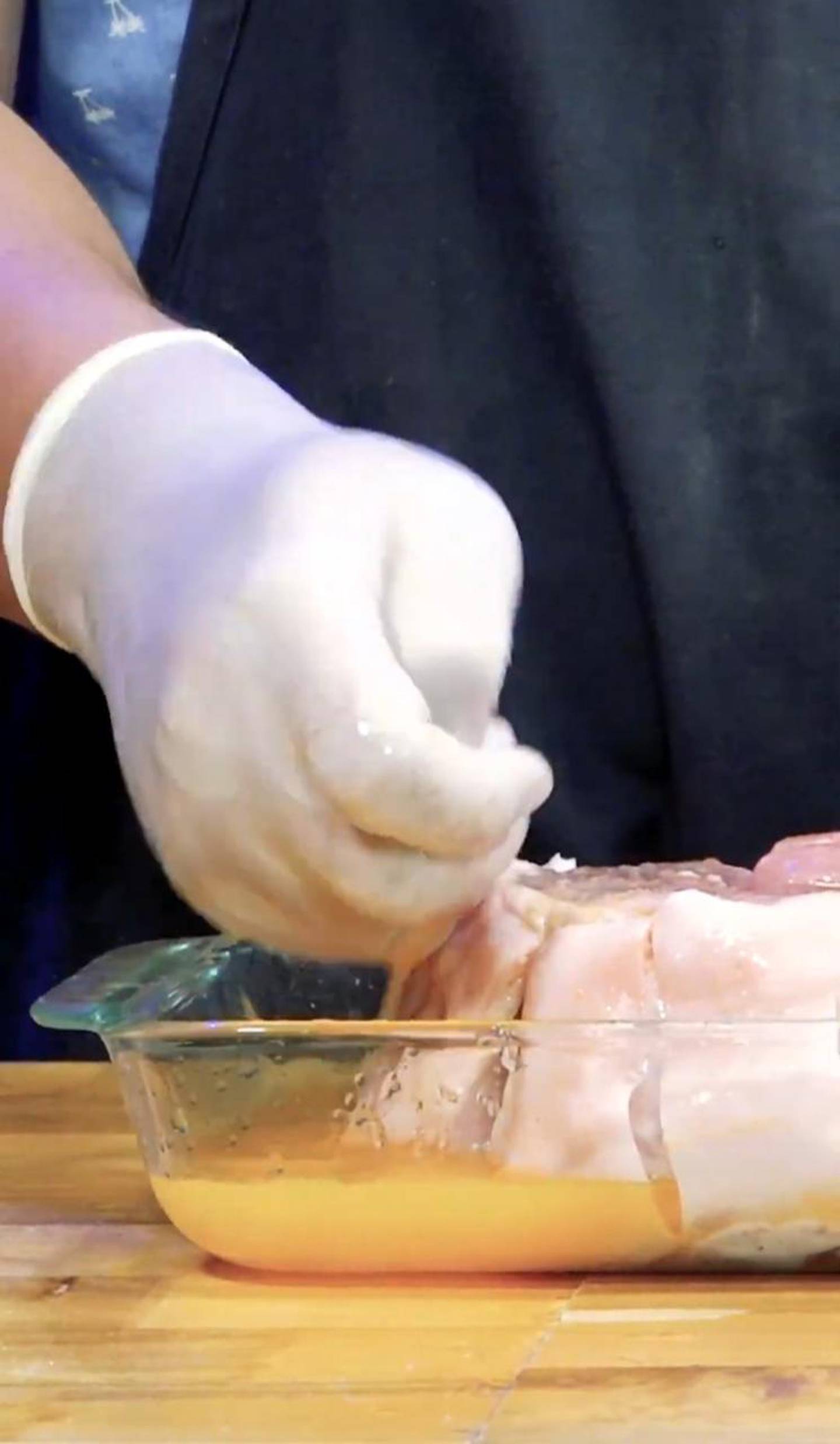 El Chef Paolo Pizarro le enseña como preparar la pierna de cerdo. (Cortesía)