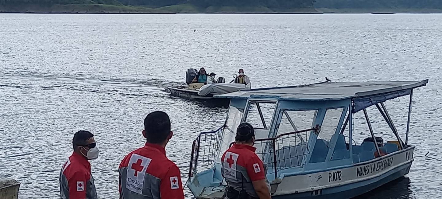 A las 8:15 a. m. de este lunes 1.° de mayo se logró el rescate de Salazar, único de los cinco tripulantes que falleció al hundirse la embarcación el pasado jueves. Foto: Cortesía Cruz Roja.