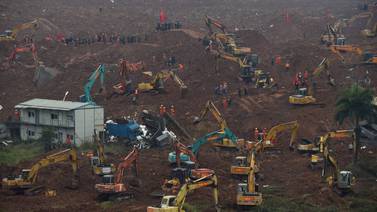 85 desaparecidos por gran deslizamiento de tierra en China