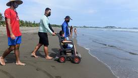Playa Cieneguita de Limón se vuelve más accesible para las personas con discapacidad 