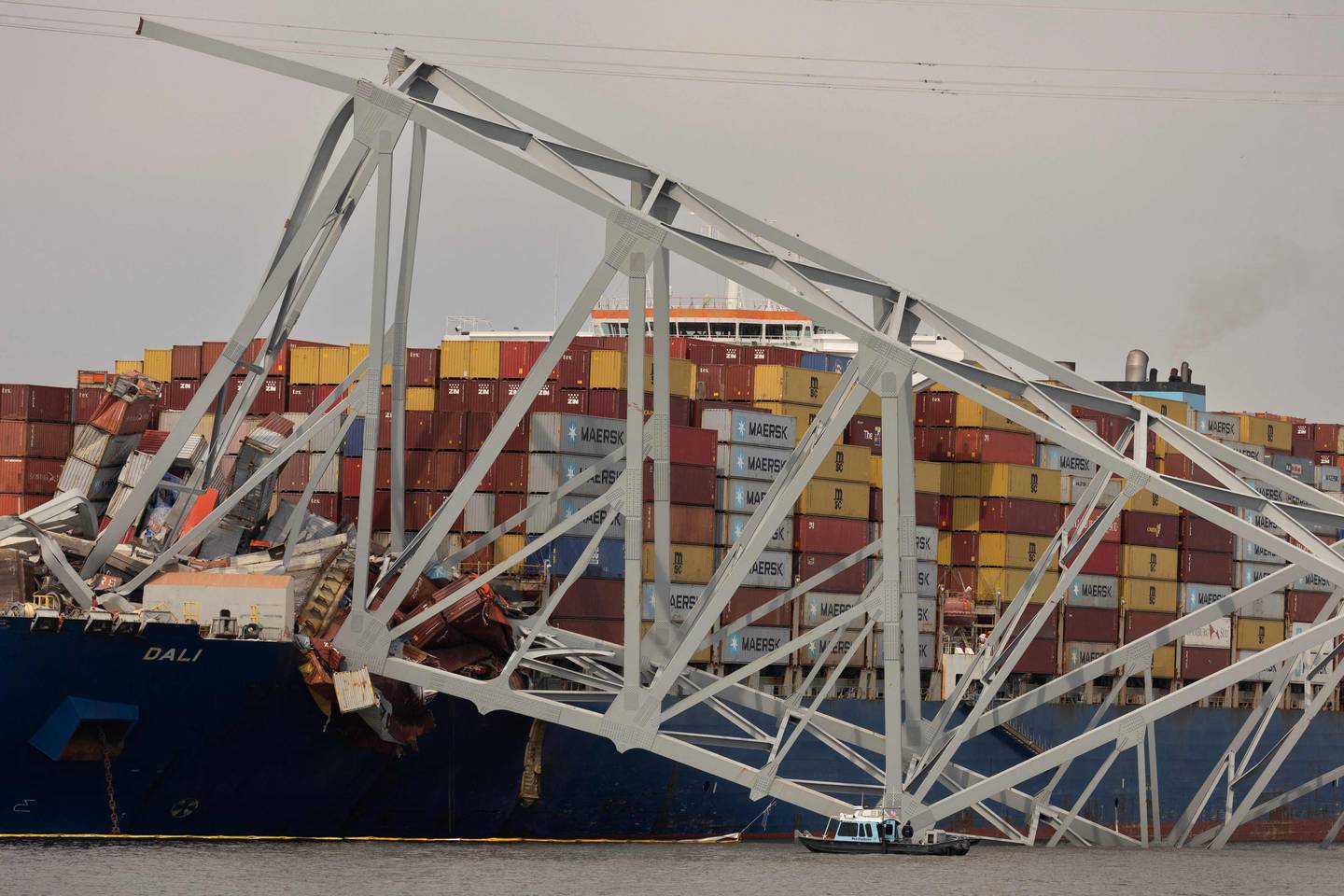 El puente, que era utilizado por aproximadamente 30.000 vehículos cada día, cayó al río Patapsco después de ser golpeado por el Dali, un carguero que partió del puerto alrededor de la 1:30 de la madrugada del martes.