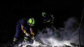 Bomberos de Francia combaten incendios a la espera de lluvias