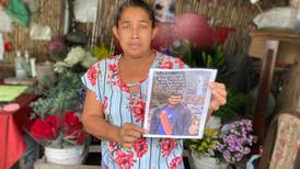 Vendedores de flores buscan a su hijo desaparecido hace un mes 
