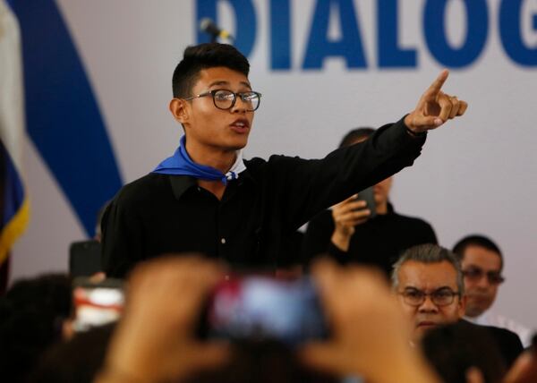El representante estudiantil Lesther Alemán interrumpió al presidente de Nicaragua Daniel Ortega durante la apertura del diálogo nacional en Managua, Nicaragua, el 16 de abril del 2018. Foto: AFP