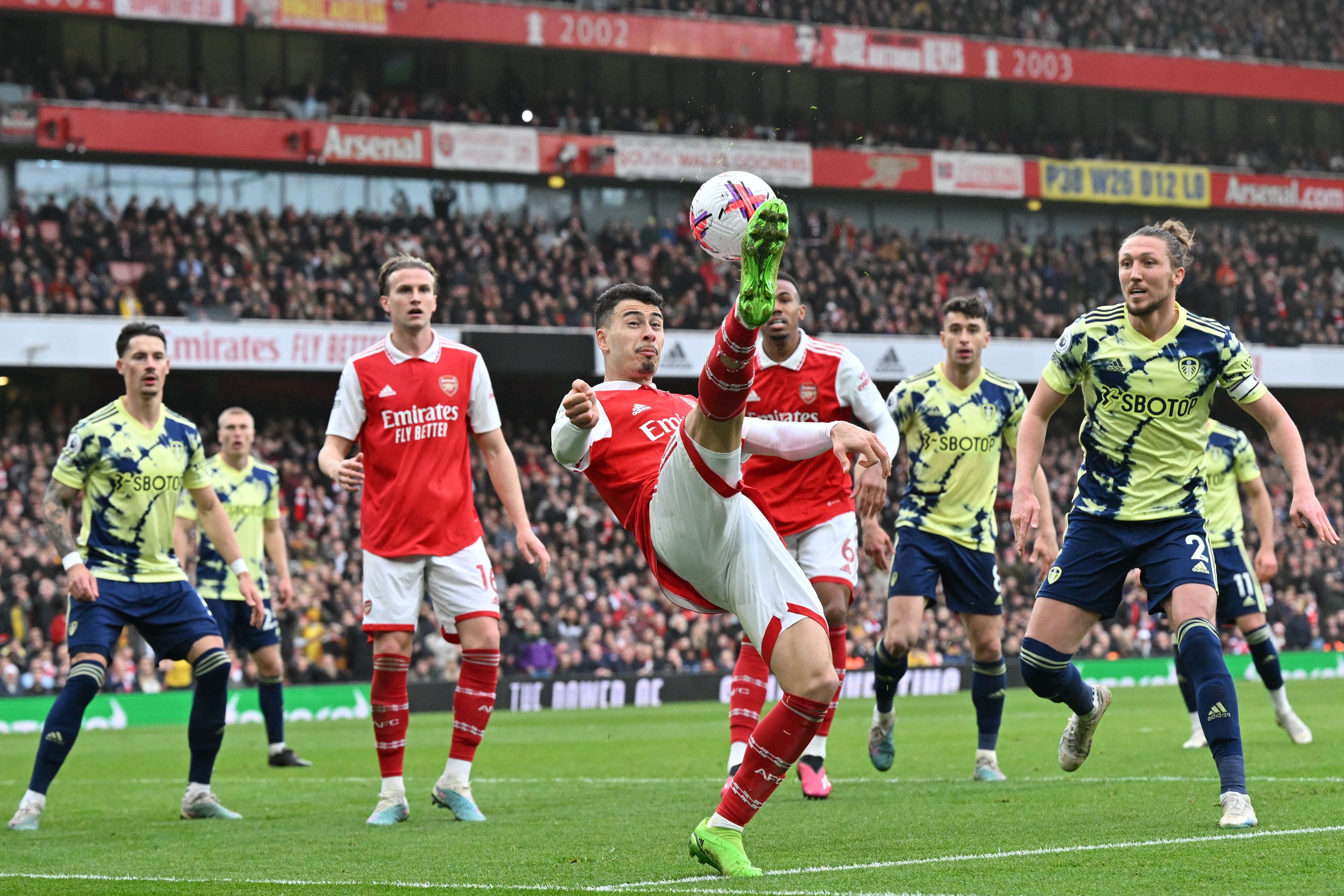 El Arsenal consiguió la sétima victoria seguida en la Premier League. Aquí Gabriel Martinelli (centro) controla el balón.