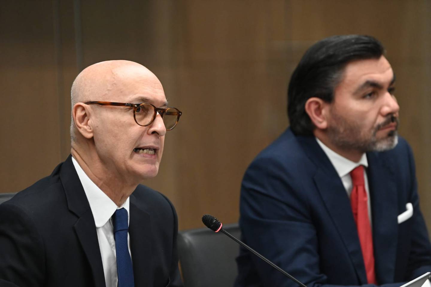 Ronulfo Jiménez, asesor Económico de la ABC, y Mauricio París, especialista legal en protección de datos, comparecieron en la Comisión de Ingreso y Gasto Público.