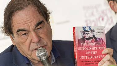Oliver Stone dice que Jose María Aznar fue 'el perro faldero' de Bush