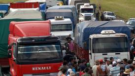 Multa de $28 millones a camioneros por protesta sindical en Argentina
