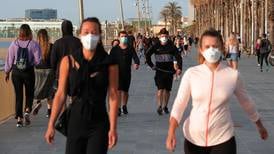 Españoles pasean o hacen ejercicio luego de 48 días de encierro por coronavirus