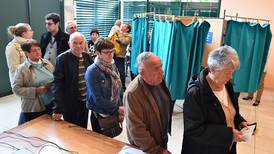 Franceses votan en segunda vuelta de elecciones presidenciales con moderada participación