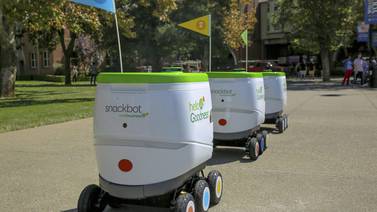 Robots venden y reparten refrescos y bocadillos en campus universitarios