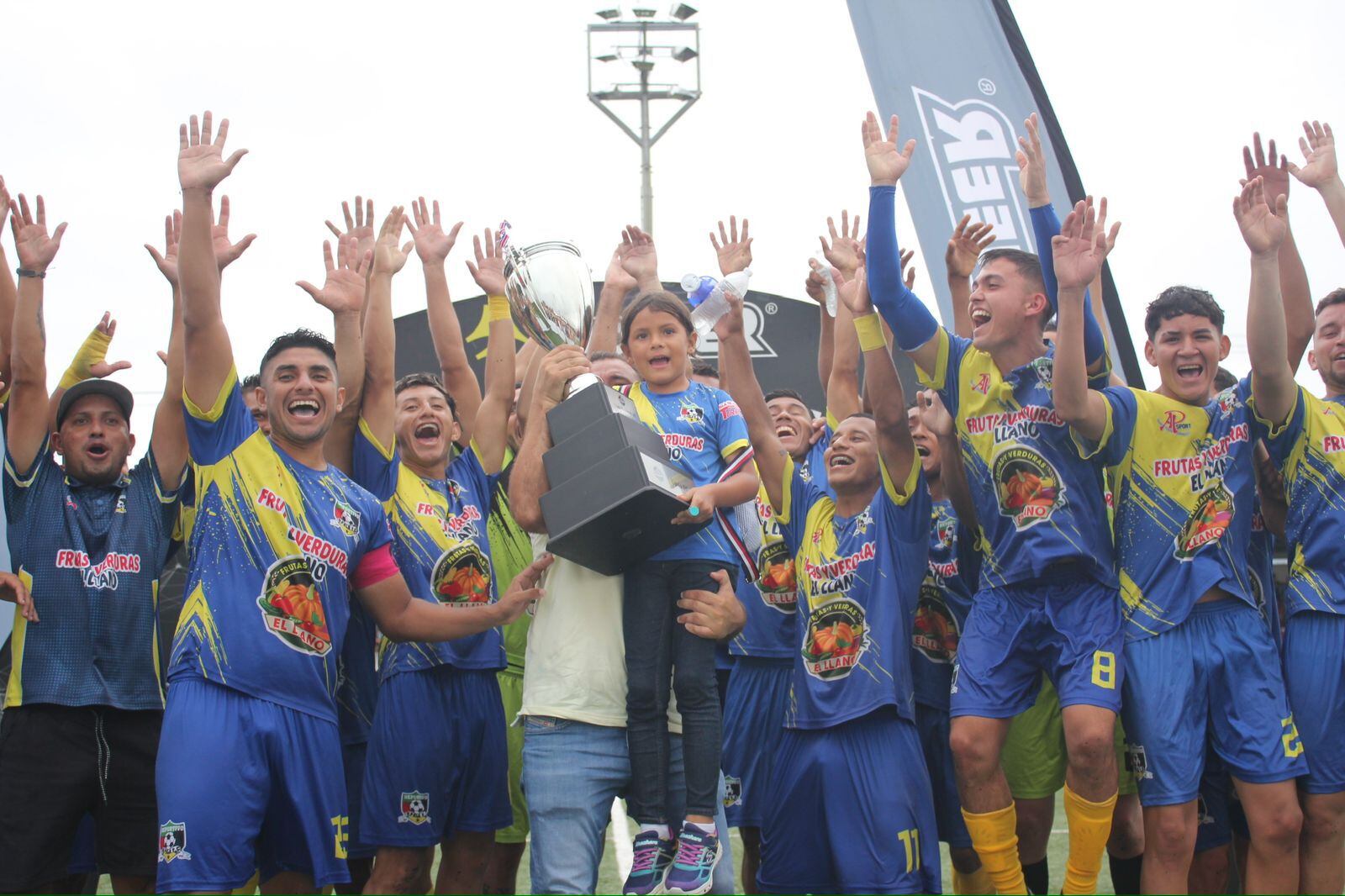Juan Bustos Golobio, volante de Upala FC (segundo de izquierda a derecha) celebra con sus compañeros el título de campeón del Torneo Clausura 2024. Cortesía Linafa 