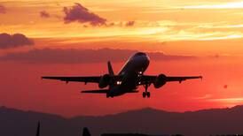 La industria de aviación acuerda limitar las emisiones de carbono 