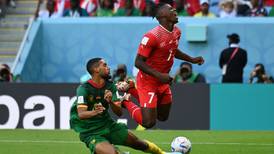 Un camerunés con la camiseta de Suiza derrota a su país natal