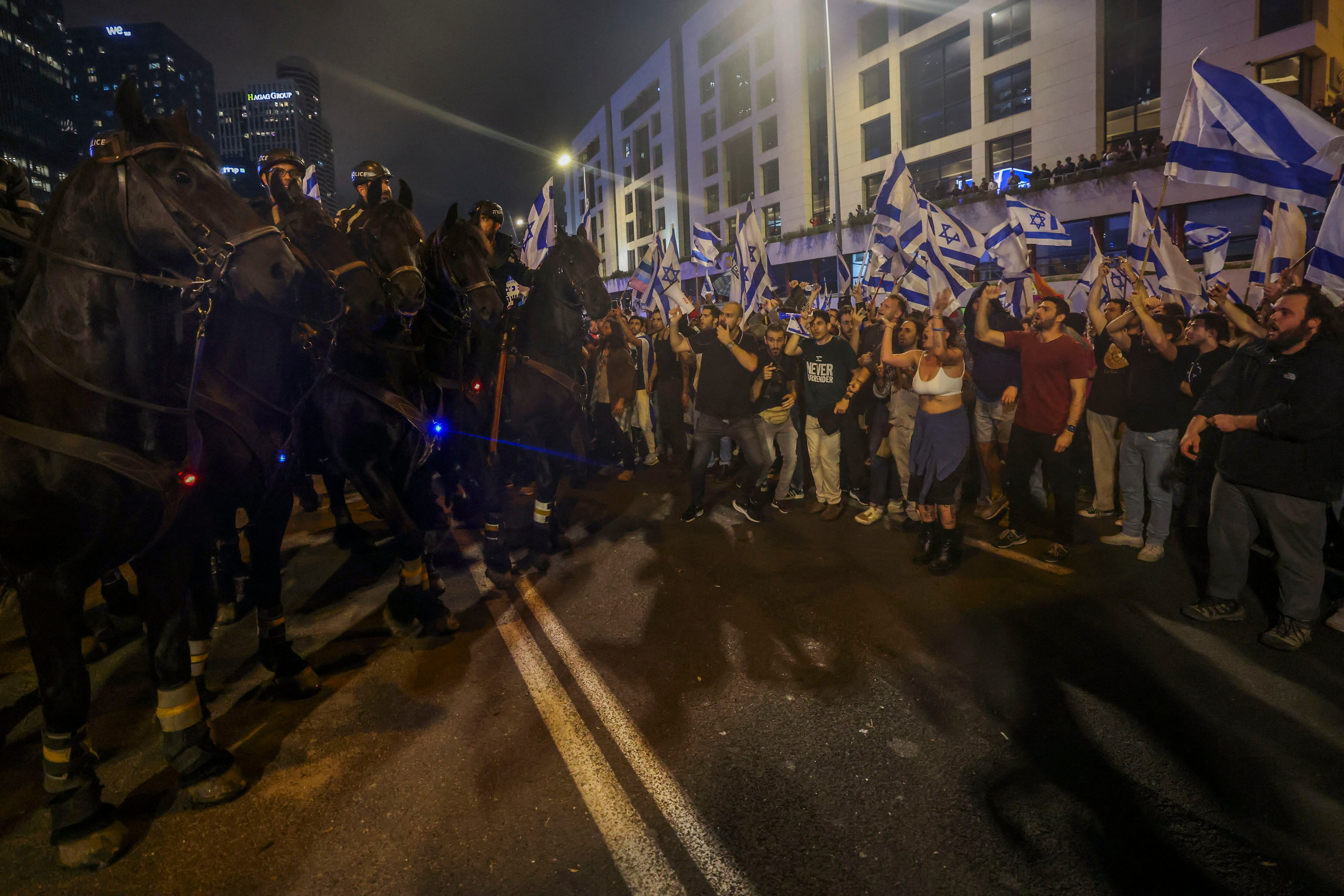 Miles de manifestantes abarrotan las calles de Israel protestando en contra de la reforma judicial promovida por Benjamin Netanyahu. 