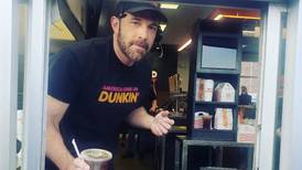 ¿Ben Affleck ahora trabaja en Dunkin’ Donuts? Actor fue captado en ventanilla 