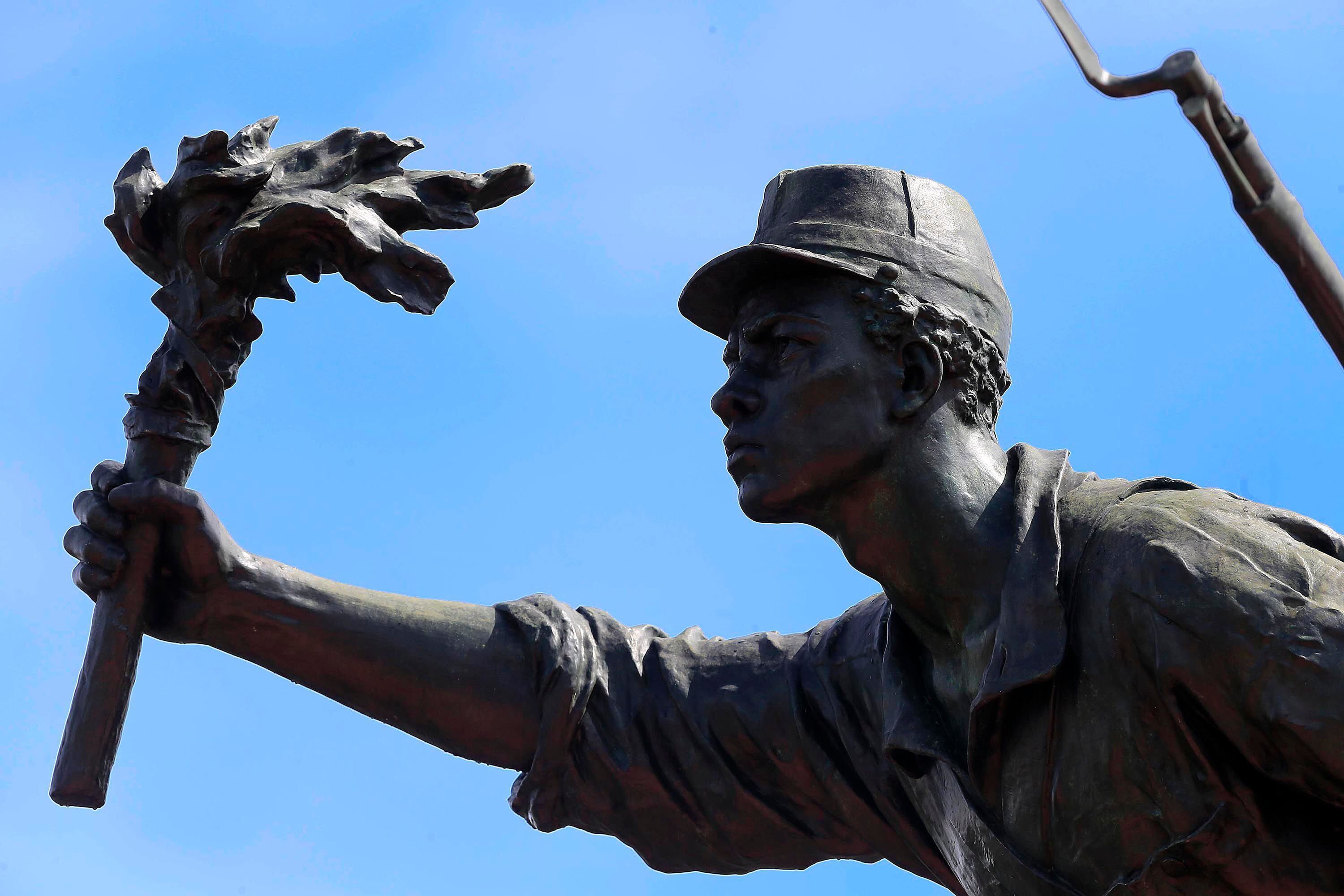 La estatua de Juan Santamaría, ubicada en Alajuela, en el parque que lleva su nombre, fue realizada por el escultor francés Arístide Croisy. Fue inaugurada el 15 de setiembre de 1891. 