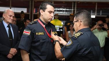    Policía  baleado por enfrentar a asaltante recibe medalla
