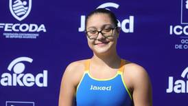 Promesa de la natación tica rompe récord juvenil de Sylvia Poll que tenía 37 años vigente