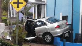 Auto choca contra poste y se incrusta en jardines del Banhvi: accidente resultó mortal