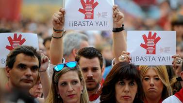 Miles de españoles apoyan a víctima  de presunta violación colectiva