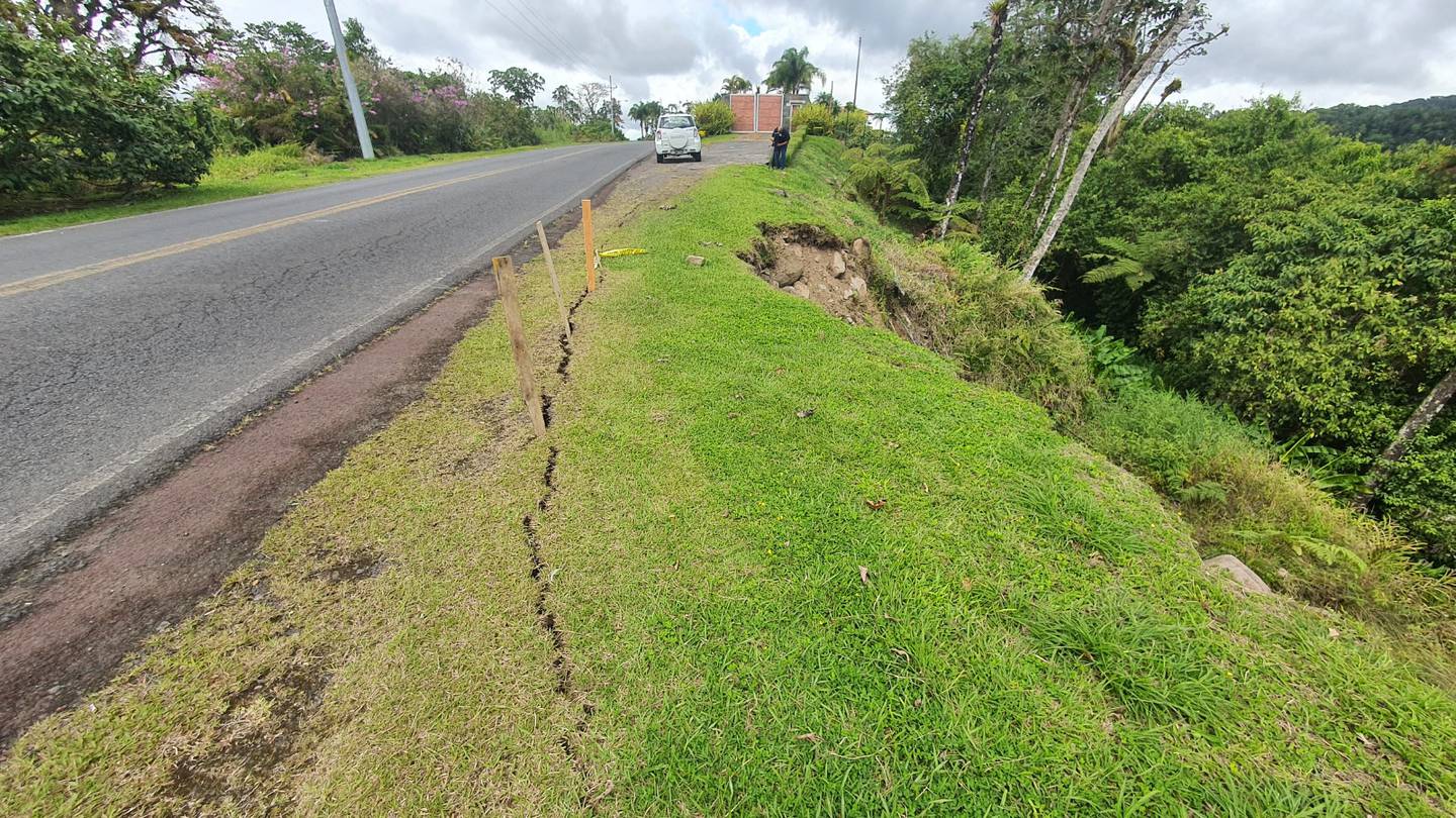 Las grietas a los lados de la ruta N.° 126, que une Heredia con Sarapiquí, podrían profundizarse en la estación lluviosa y socavar la carretera, por eso la CNE, pide una intervención preventiva. Foto: CNE.
