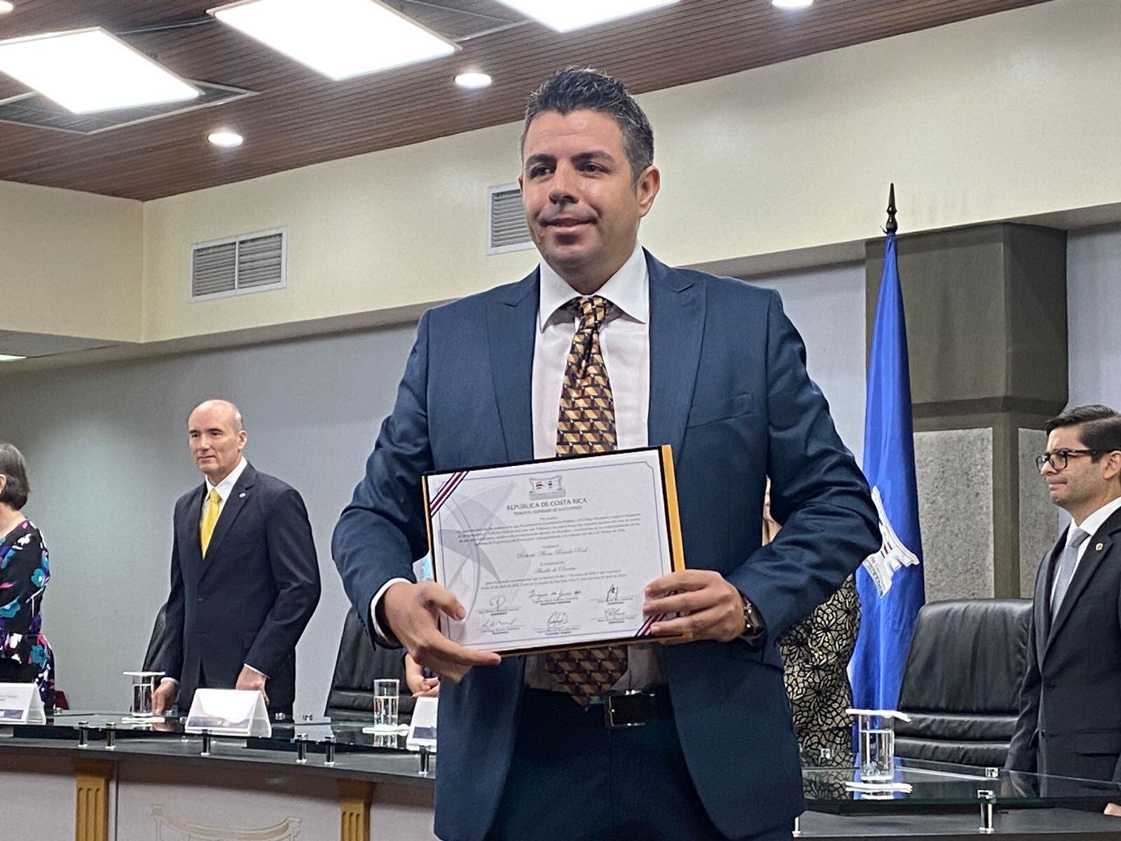 El alcalde electo de Parrita, Roberto Rímola, recibió este jueves su credencial para ejercer su cargo el próximo 1.° de mayo. Foto: 