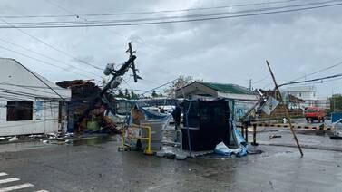 Tifón deja al menos 16 muertos en Filipinas y mantiene aislados a turistas