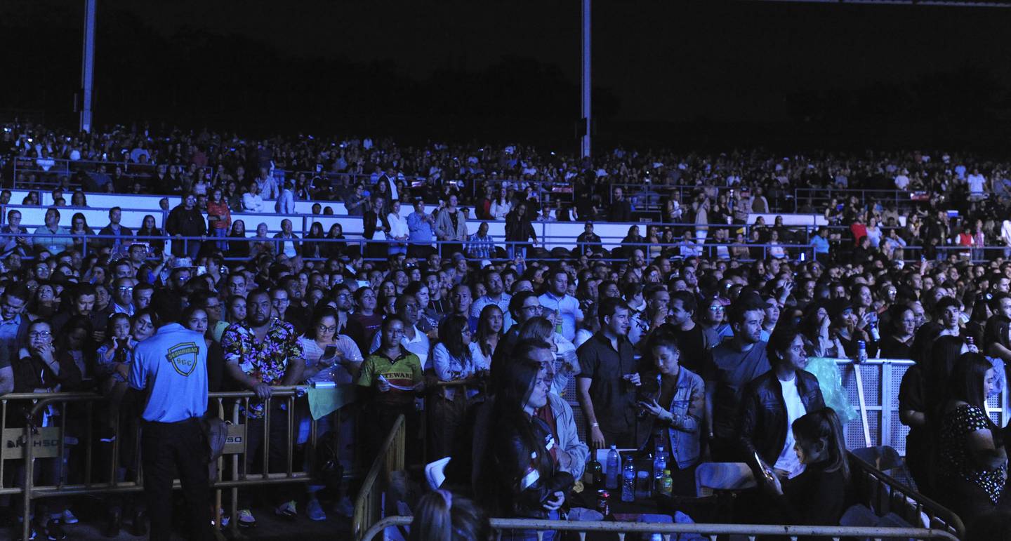 El público en Parque Viva la noche de este sábado, en el concierto de Ángeles Azules,  fue agradecido y proactivo: no paró de cantar y bailar en todo momento.
