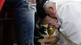 Papa Francisco lava los pies a 12 jóvenes detenidos en cárcel de Roma