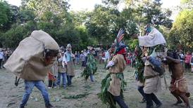 Borucas invitan a turistas a presenciar su ancestral ‘juego de los diablitos’