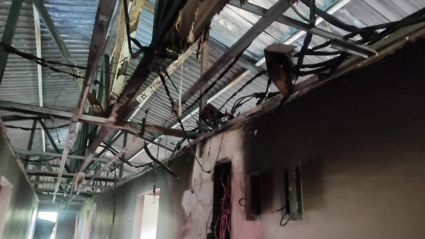La instalación eléctrica de uno de los edificios terminó completamente quemada y derretida como resultado del incendio de 2017.