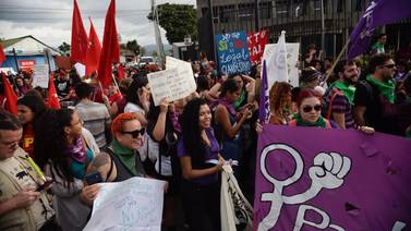 ‘Aborto legal y seguro’ piden decenas de manifestantes frente a Casa Presidencial