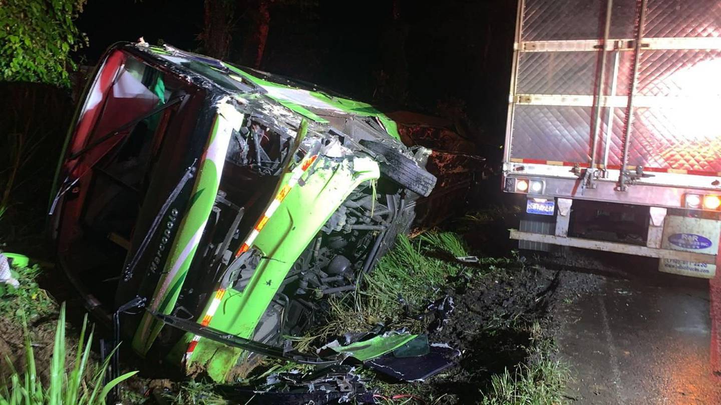 El accidente entre un camión y un autobús en Horquetas de Sarapiquí dejó al vehículo por fuera de la carretera.