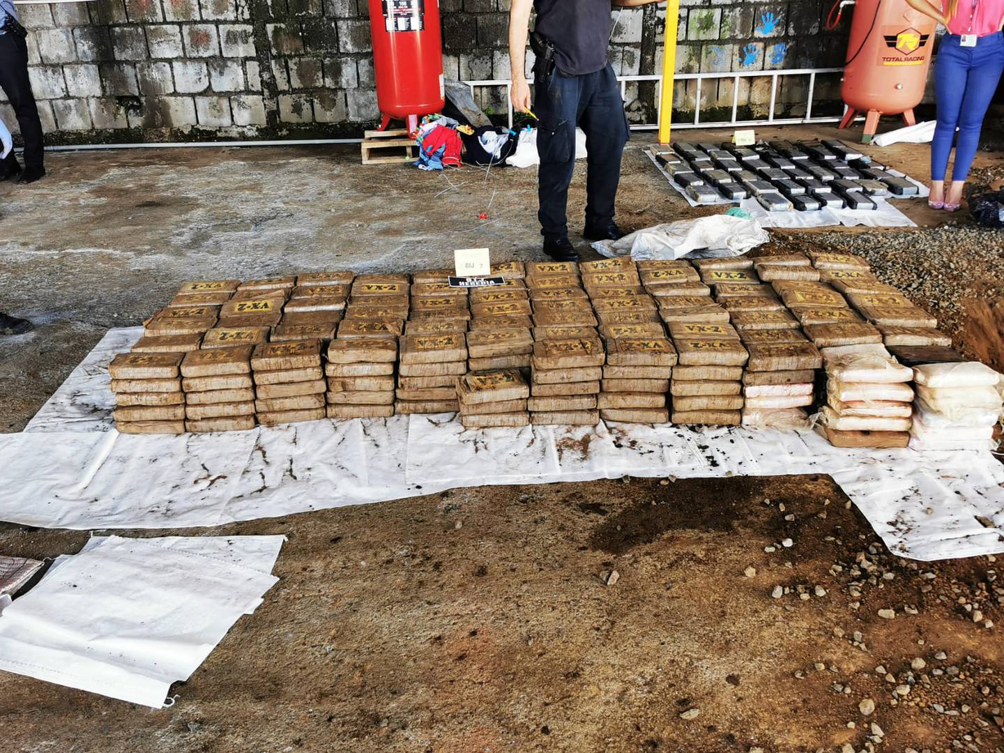OIJ halla 449 kilos de cocaína enterrados en propiedad donde se encontraba un lavacar en Heredia. Foto OIJ.