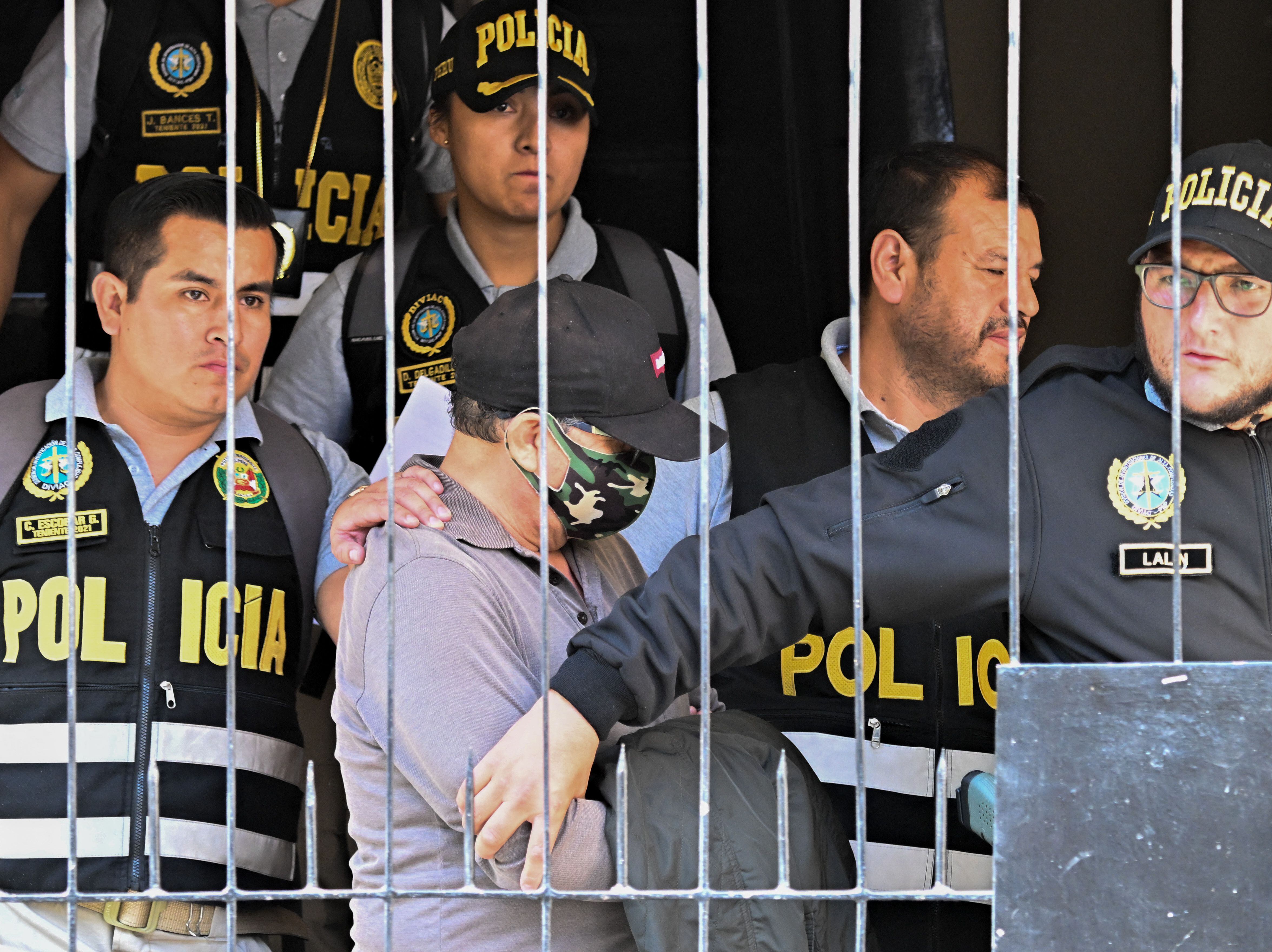 La policía y los fiscales escoltan a Nicanor Boluarte (C), hermano de la presidenta peruana Dina Boluarte, a un vehículo después de registrar su casa en Lima.