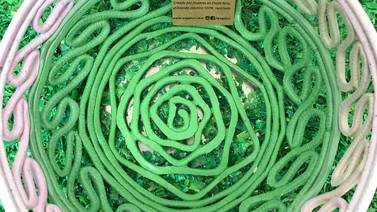 Arte con plástico reciclado: ticas vuelven los desechos en productos útiles para el hogar