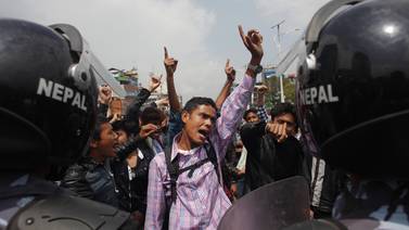 Policía interviene para controlar ira de miles de personas en Nepal
