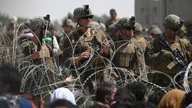 EE. UU. espera completar evacuación afgana a tiempo, mientras talibanes los culpan de caos en aeropuerto