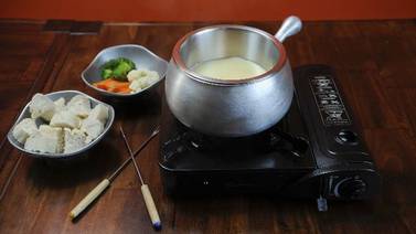 El   <em>fondue</em> :  ¡Una    derretida    tentación!