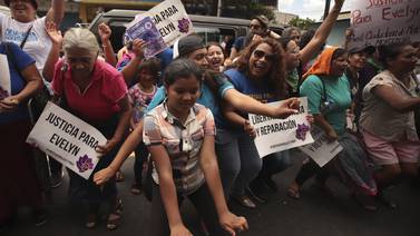 Salvadoreñas ven esperanza para sus derechos tras absolución de mujer acusada de homicidio