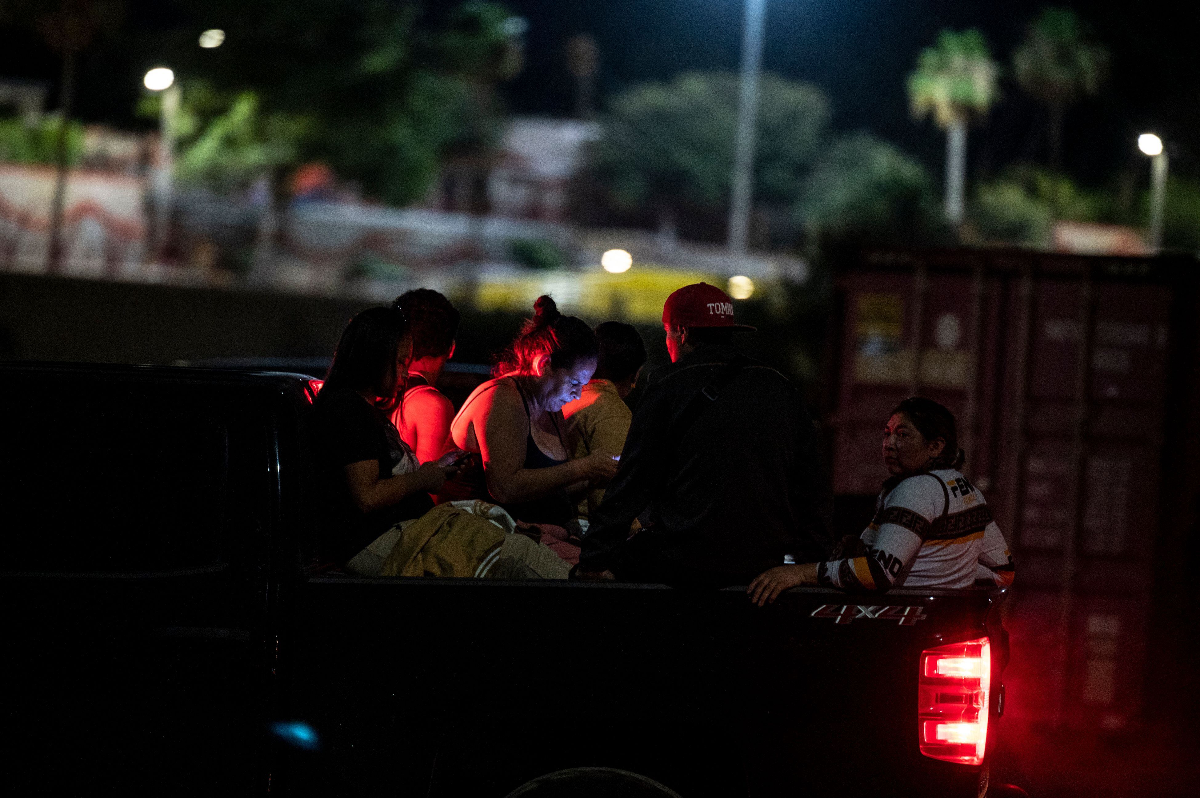 Los migrantes son transferidos en el cajón de un camión luego de ser aprehendidos por la policía de fronteras en EaglePass.