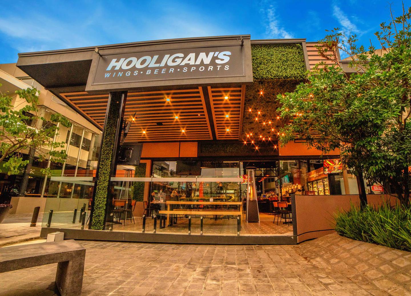 El nuevo restaurante de la cadena americana Hooligan's se encuentra en Plaza Tempo, en Escazú. Tiene capacidad para 120 personas en condiciones normales. Foto: Cortesía
