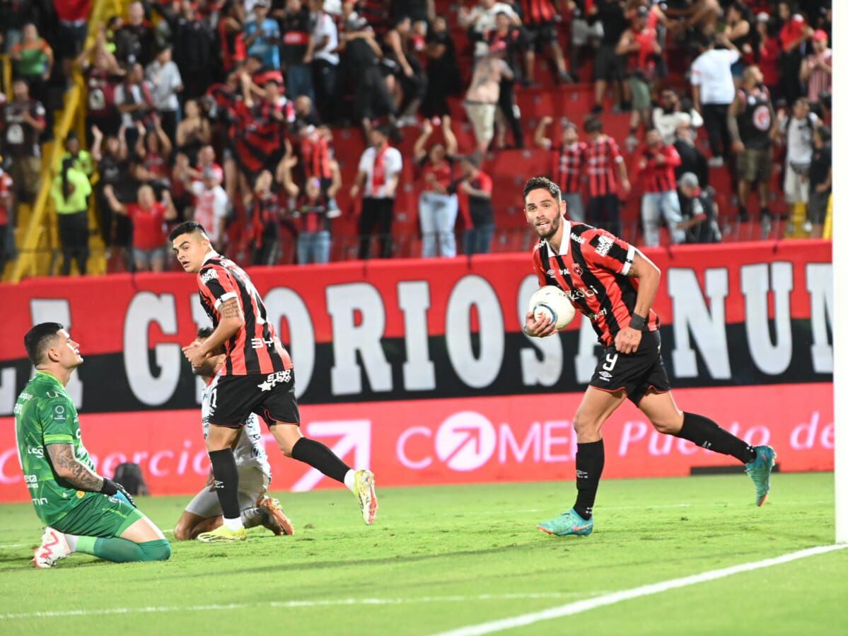 Jonathan Moya convirtió el gol con el que Liga Deportiva Alajuelense rescató un punto contra San Carlos.
