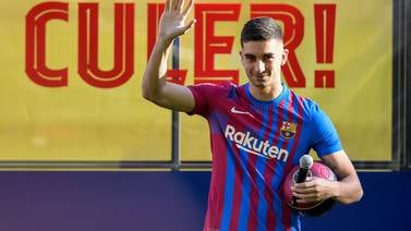 Barcelona presenta a su estrella del futuro y horas después la declara con covid-19