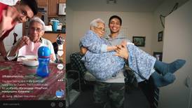 Un cuidador moderno: Joven cuida a su abuelita y juntos graban tiktoks 