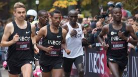 Keniano batió la barrera de las dos horas en la maratón pero no le valen el récord