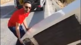 Hombre lanza refrigeradora al fondo de un barranco y la policía lo obliga a recuperarla