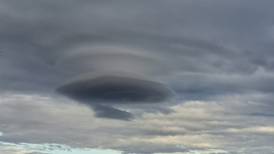 Nube con forma de platillo asombró sobre el volcán Turrialba